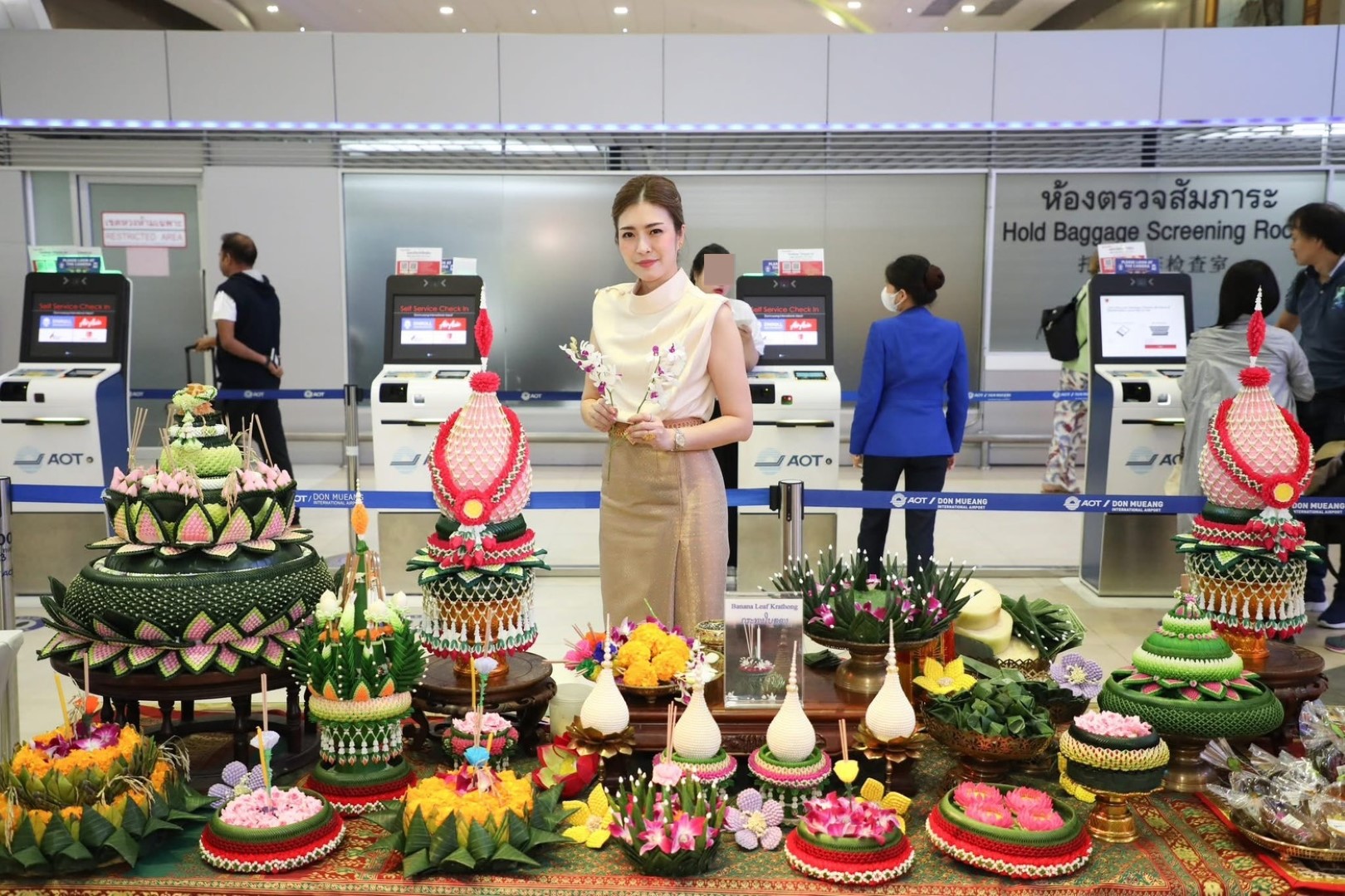 สาธิตประดิษฐ์กระทงใบตอง ณ สนามบินดอนเมือง