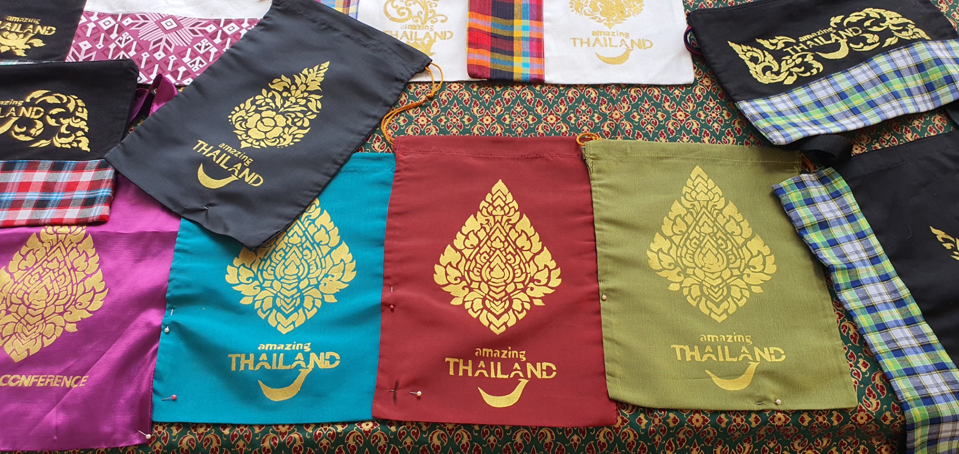 สาธิตประคบทอง ณ โรงแรมเพนนินซูลา กรุงเทพฯ