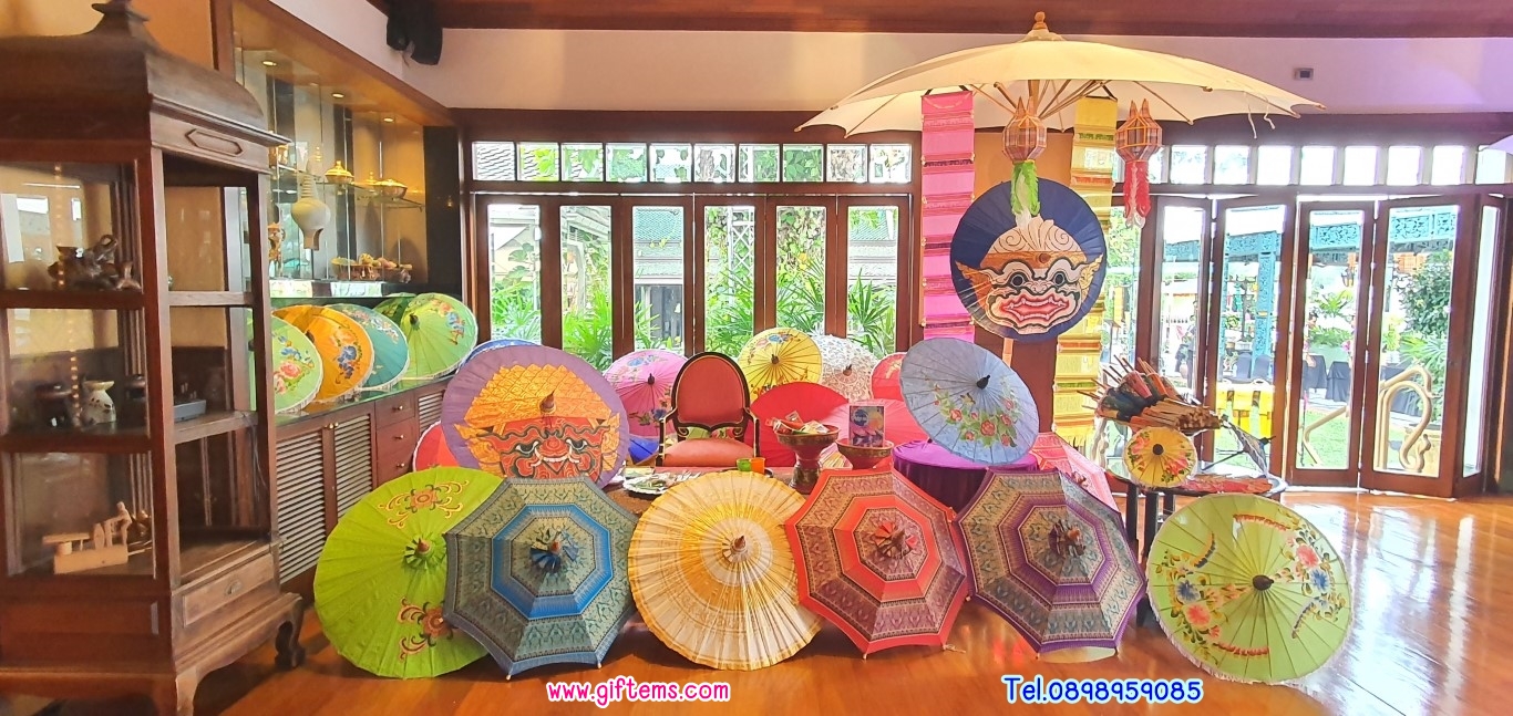 สาธิตเพ้นท์ร่มและร้อยมาลัย ณ ศาลาริมน้ำ Mandarin Oriental, Bangkok